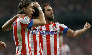 Temporada 12/13. Final Copa del Rey 2012-13. Real Madrid - Atlético de Madrid. Diego Costa y Filipe Luis se abrazan al autor del gol